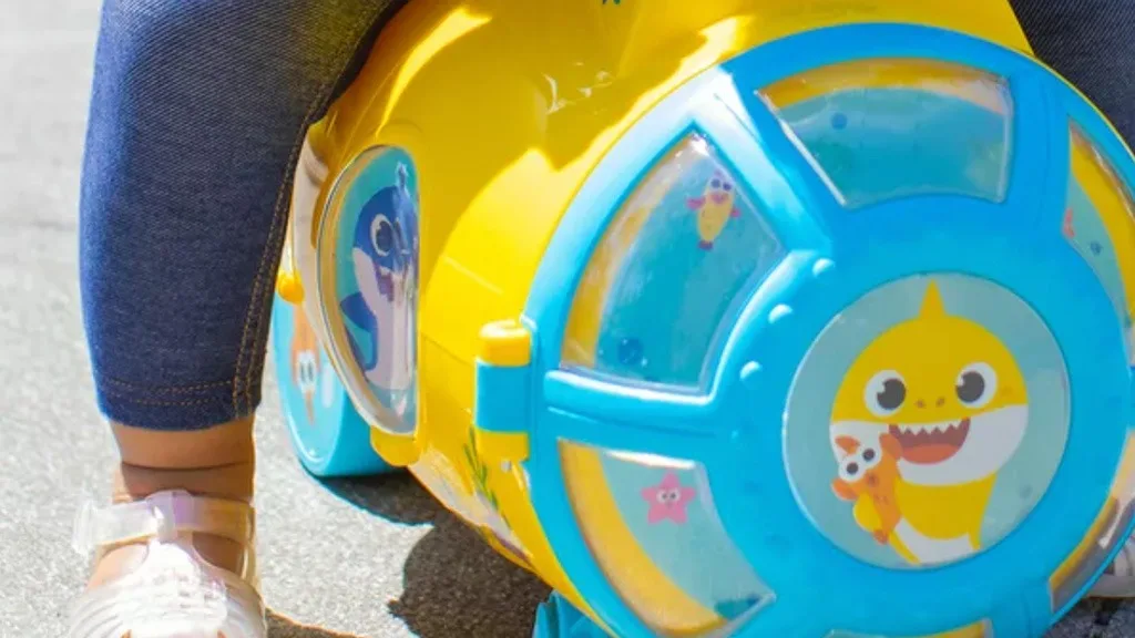 A gyerekek düböröghetnek a Dynacraft Baby Shark játékautójával