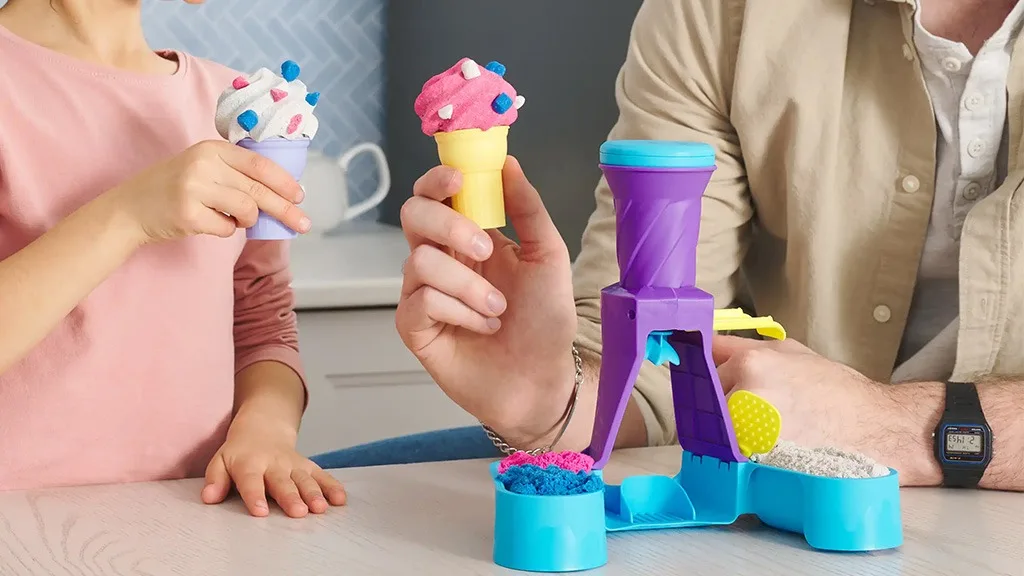Sikítozok, te sikítozol a Kinetic Sand lágy fagylalt készítő állomásért.