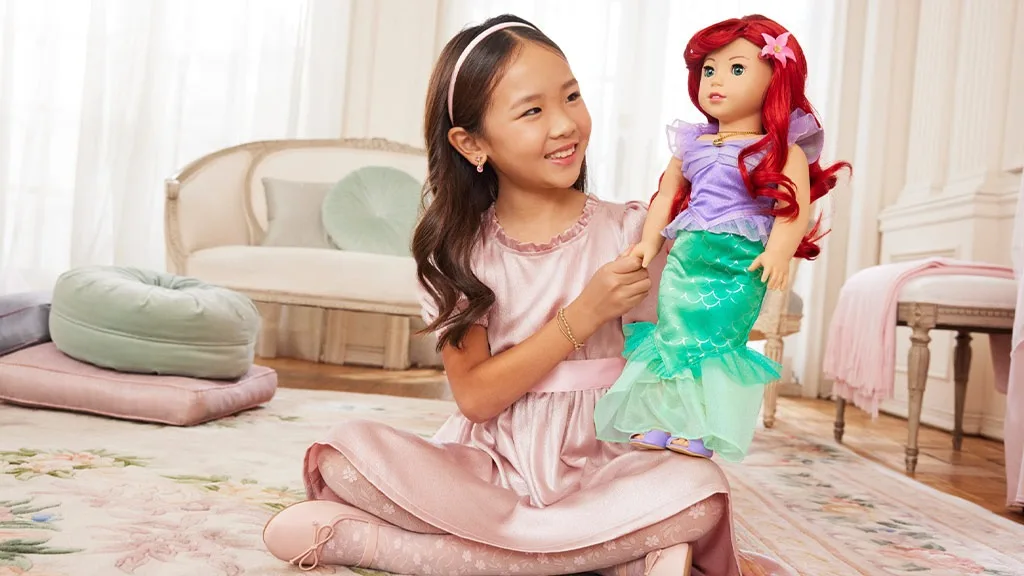 A gyerekek mostantól Ariel, Tiana és Hamupipőke társaságában játszhatnak az American Girl babákkal