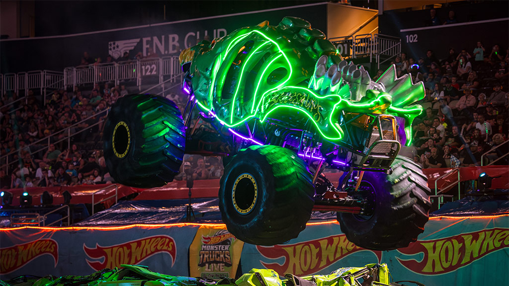 A Hot Wheels Monster Truck Live 2025-ben tér vissza a Glow-N-Fire témával