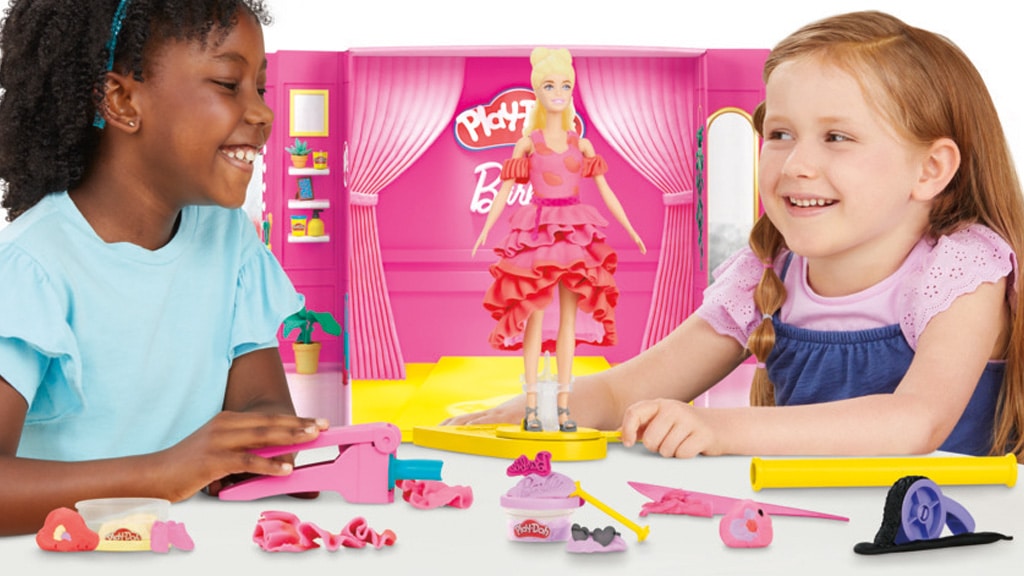 A gyerekek kifutóra illő alkotásokat készíthetnek a Play-Doh Barbie játékszettekkel