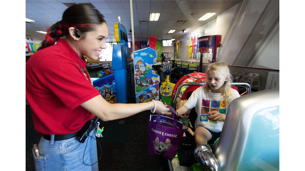A Chuck E. Cheese családbarát meglepetésekkel támogatja a Nemzeti Siket Tudatosság Hónapját