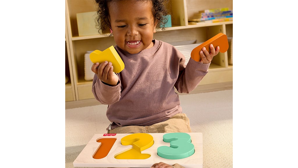 A gyerekek céltudatosan játszhatnak a Fisher-Price fa Montessori kollekciójával
