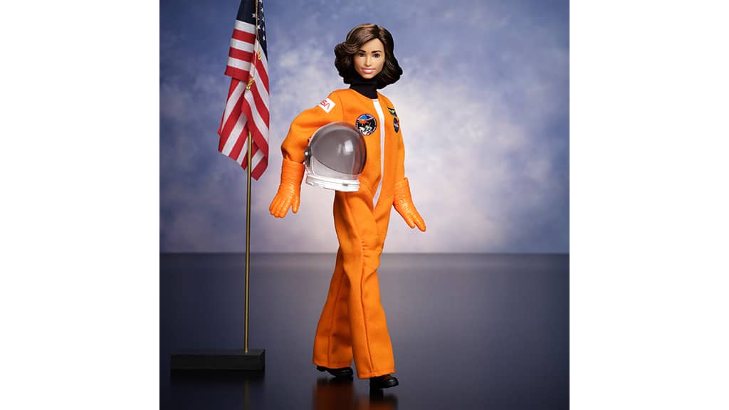 A Barbie megtiszteli a NASA úttörőjét, Ellen Ochoát az Inspiráló Nők babával