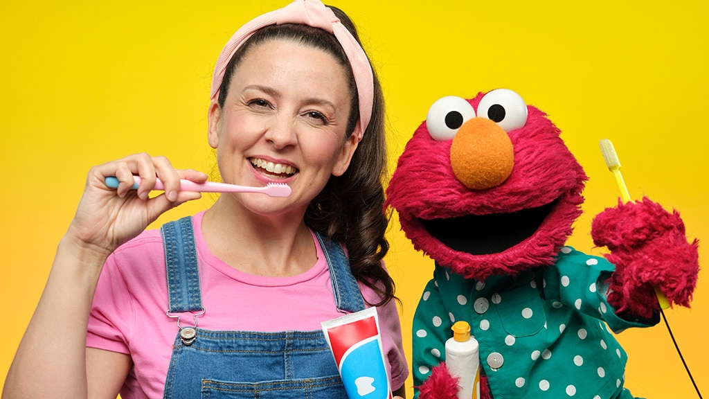 Ms. Rachel és Elmo új videoklipet adtak ki a Brushy Brush című dalhoz