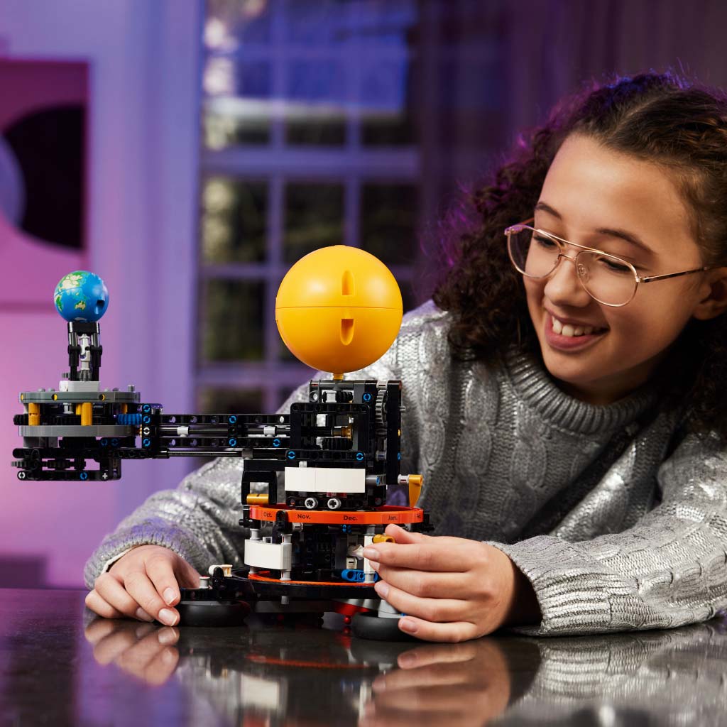 LEGO® Technic: A Föld és a körülötte keringő Hold (42179) kép 7