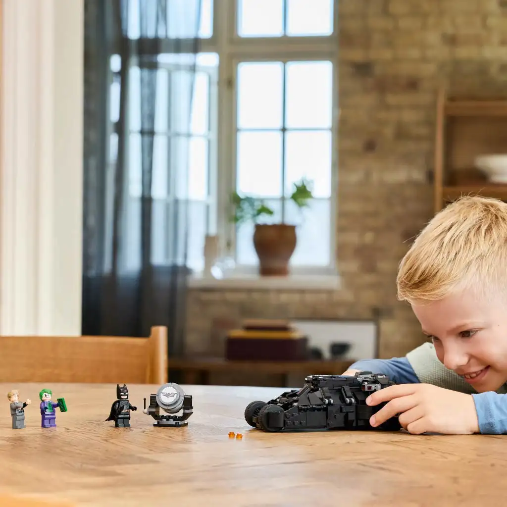 LEGO® Batman: Batman™ Tumbler vs. Kétarc™ és Joker™ (76303) kép 4