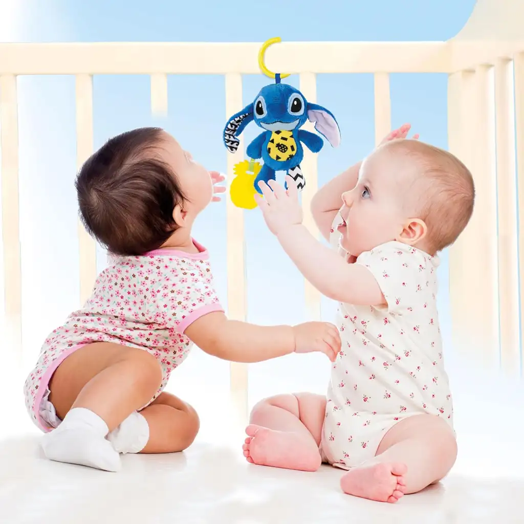 Disney Stitch puha csörgő bébijáték - Clementoni kép 3