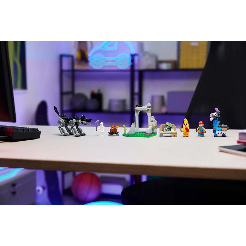 LEGO® Fortnite: Peely és Sparkplug táborhelye (77075) kép 8