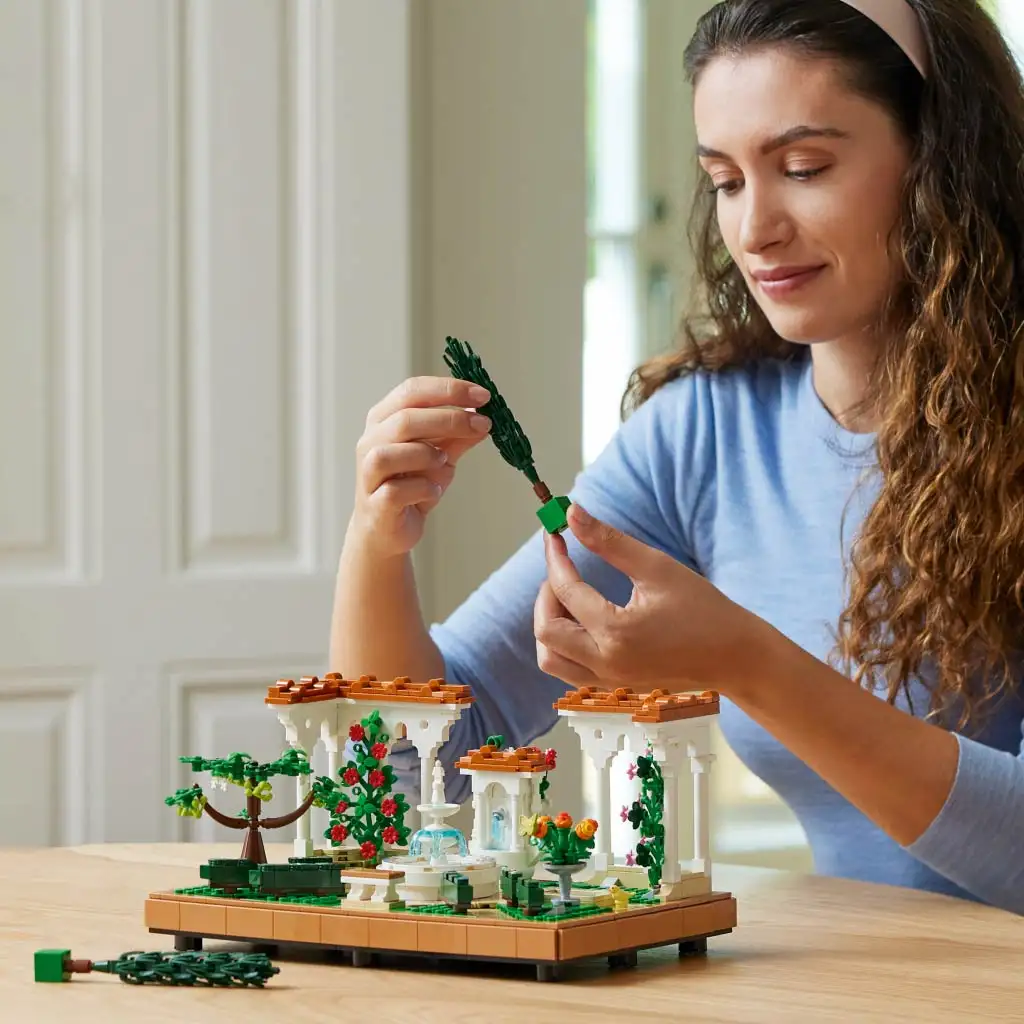 LEGO® Icons: Kert szökőkutakkal (10359) kép 4