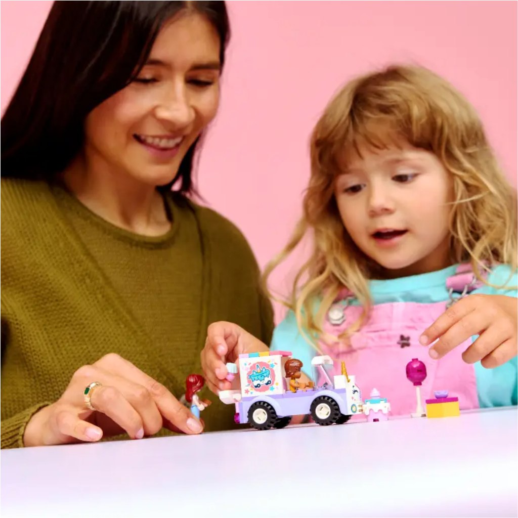 LEGO® Friends: Unikornisos tortaszállító autó (42675) kép 4