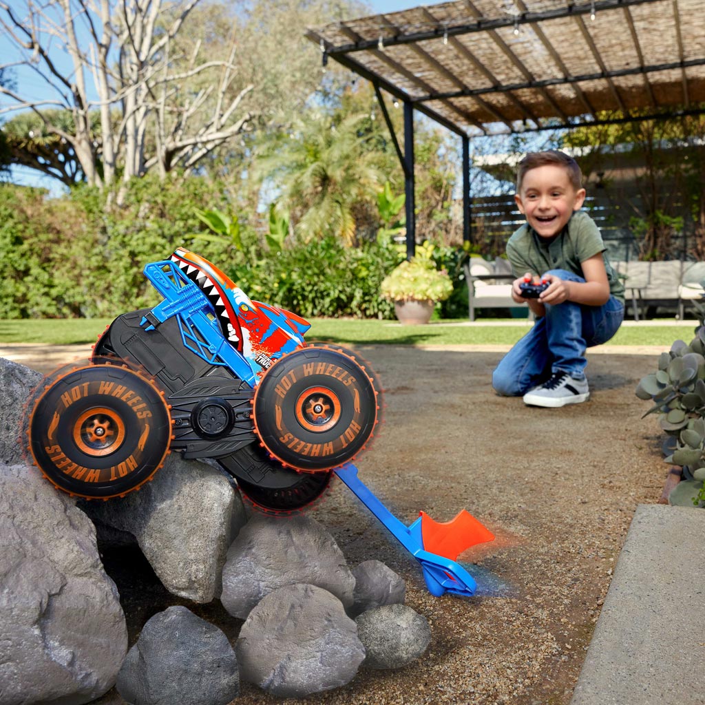 Hot Wheels Monster Trucks: Mega Tiger Shark RC távirányítós autó - Mattel kép 3