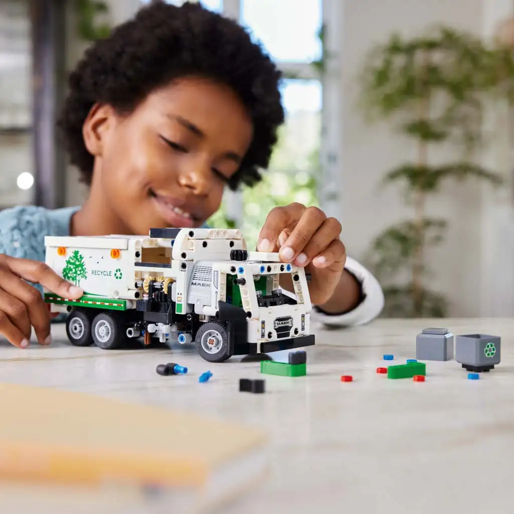 LEGO® Technic: Mack LR Electric kukásautó (42167) kép 3